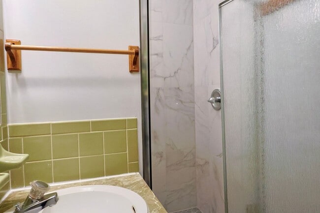 Building Photo - nice renovated 4 Bed 3 Bath