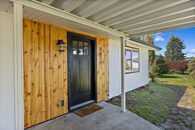 Primary Photo - Renovated 3-Bed Rambler in Lakewood | Priv...