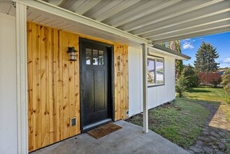 Building Photo - Renovated 3-Bed Rambler in Lakewood | Priv...