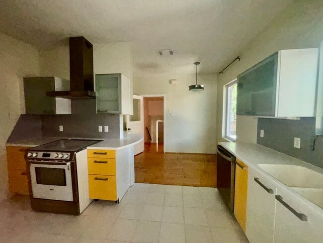 Building Photo - Hemphill Park Gem! 4 Bed/2.5 Bath - Availa...