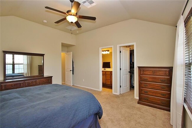 Building Photo - Gorgeous Home in Heritage Oaks with All Ap...