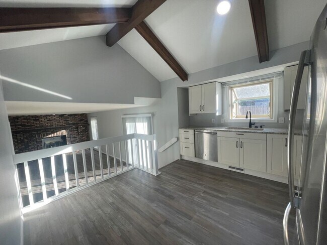 Building Photo - Home For Rent Bellevue.