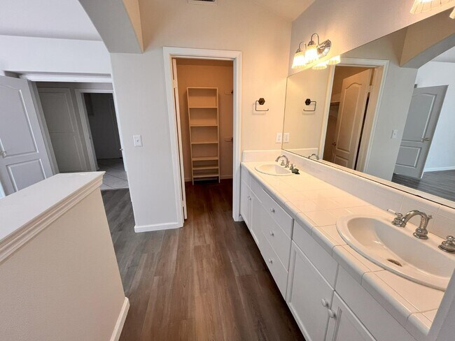 Building Photo - 1247 E Le Parc Dr