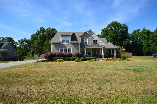 Primary Photo - 220 Ruth Cir