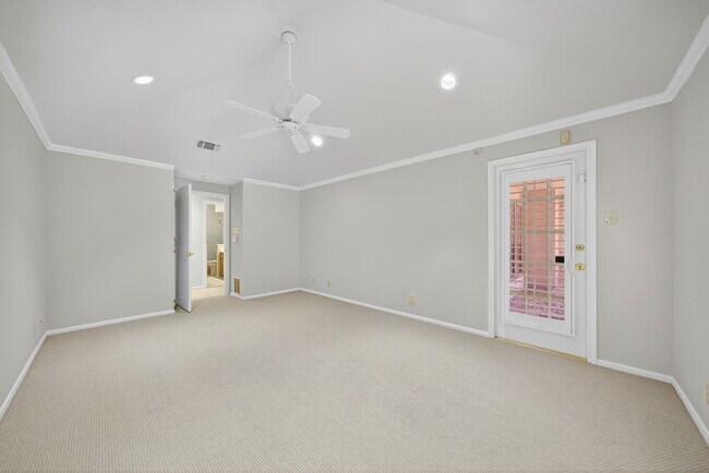 Building Photo - 2318 Park Cir