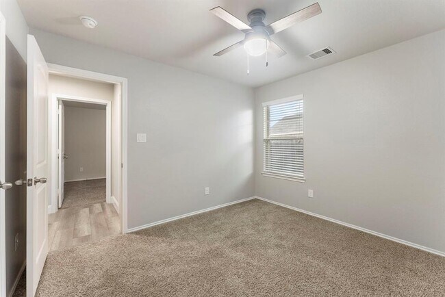 Building Photo - 14077 Lake Cres Dr