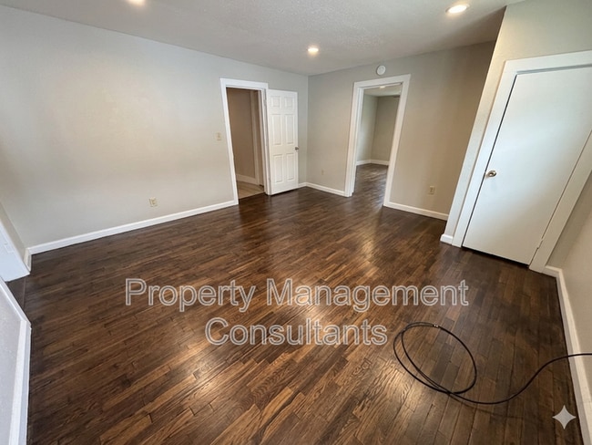 Building Photo - 1034 N Royal Ave