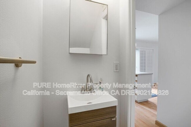 Building Photo - 8811 Salmon Falls Dr