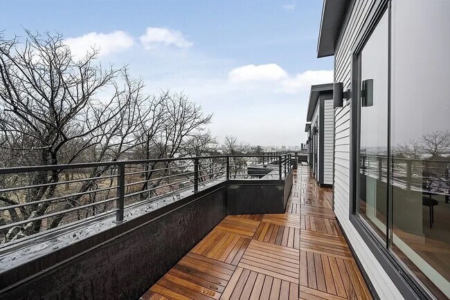 Building Photo - 490 Bennington St