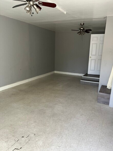 Garage - 2800 S Mansfield Ave