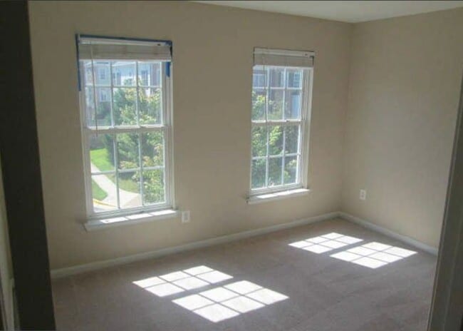 Building Photo - Beautiful 3 Bed 2 Bath 2 Half Bath Brick T...