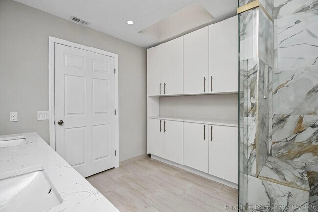 Building Photo - 21460 Laguna Dr