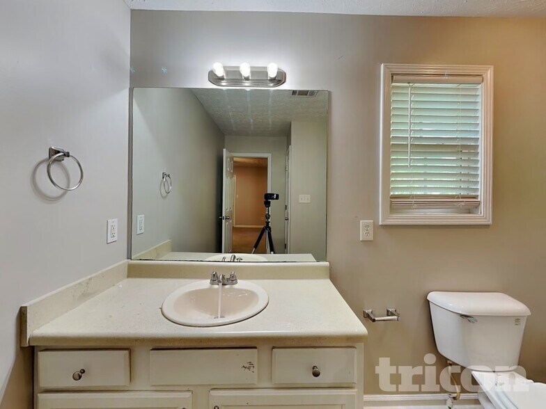 Building Photo - 205 Highgrove Dr