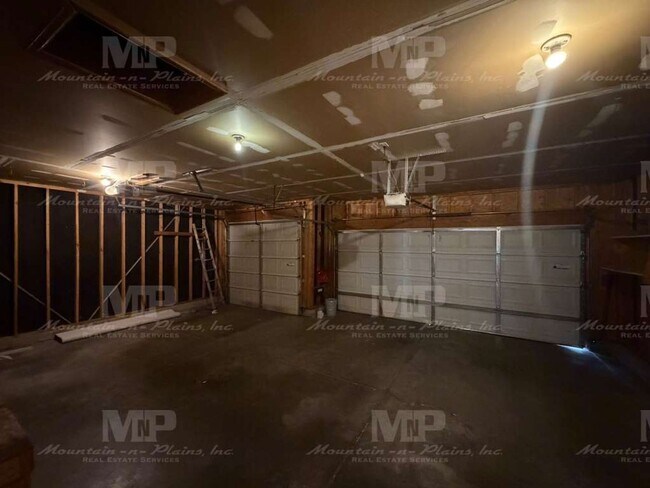 Building Photo - 4400 Vista Dr