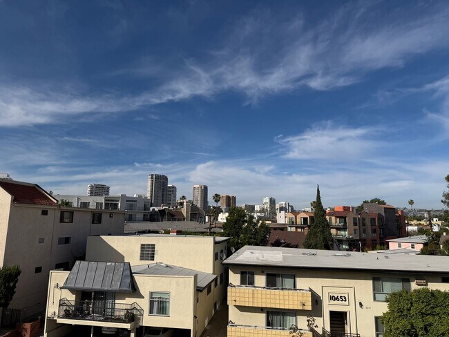 Building Photo - 2 BEDROOM CONDO UNIT IN THE WEST LA AREA 646 481 4404