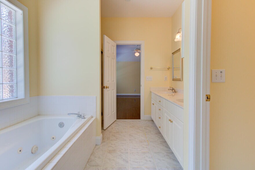 Building Photo - 4806 Alida Pl