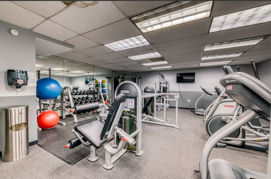 Building Photo - 6030 N Sheridan Rd