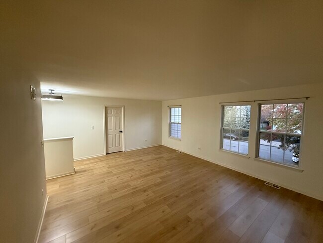 Building Photo - 1015 Bayhill Ln