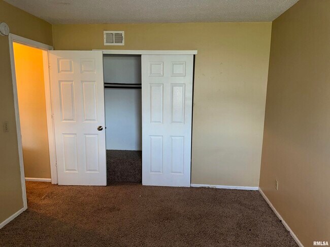 Building Photo - 415 W Cedar Ln Dr