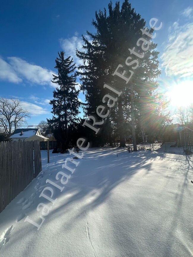 Building Photo - Inviting Toledo Residence with Easy Access to Major Routes