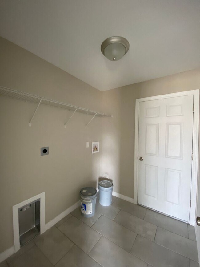Building Photo - Desirable SW Ocala Neighborhood 3/2/2 *WON...
