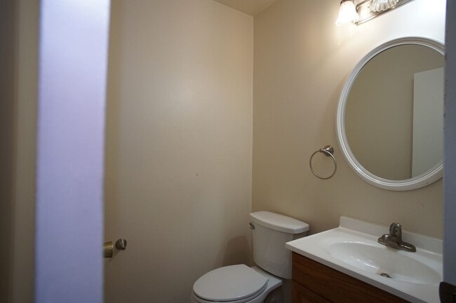 Building Photo - 3 Bedroom / 2 1/2 Bathroom.  Close to Campus.  On PHD bus route.