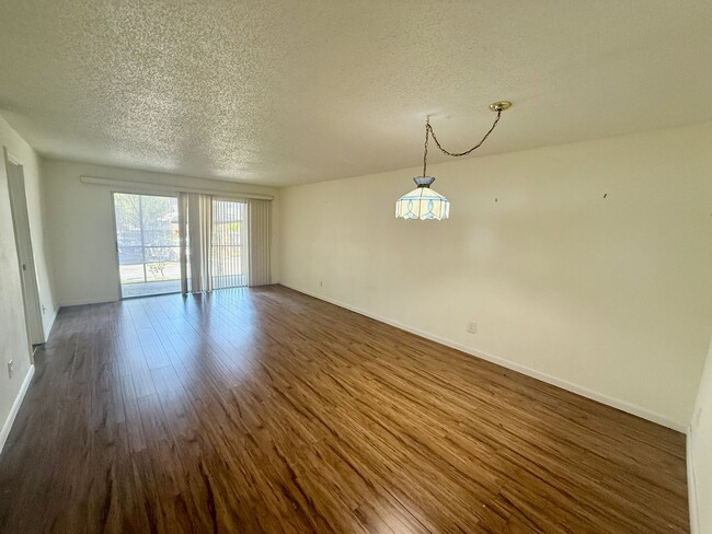 Building Photo - 2 bed 1 bath condo close to Siesta Key