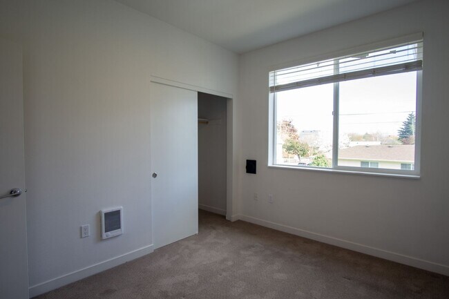 Building Photo - St. Johns-Sleek Modern Townhouse Ready Now!