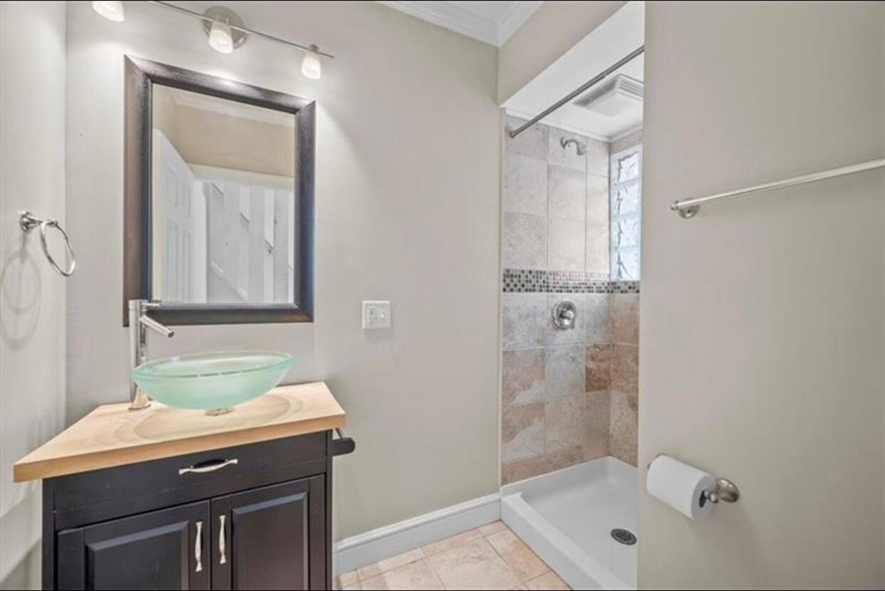 Building Photo - 2512 Burham St