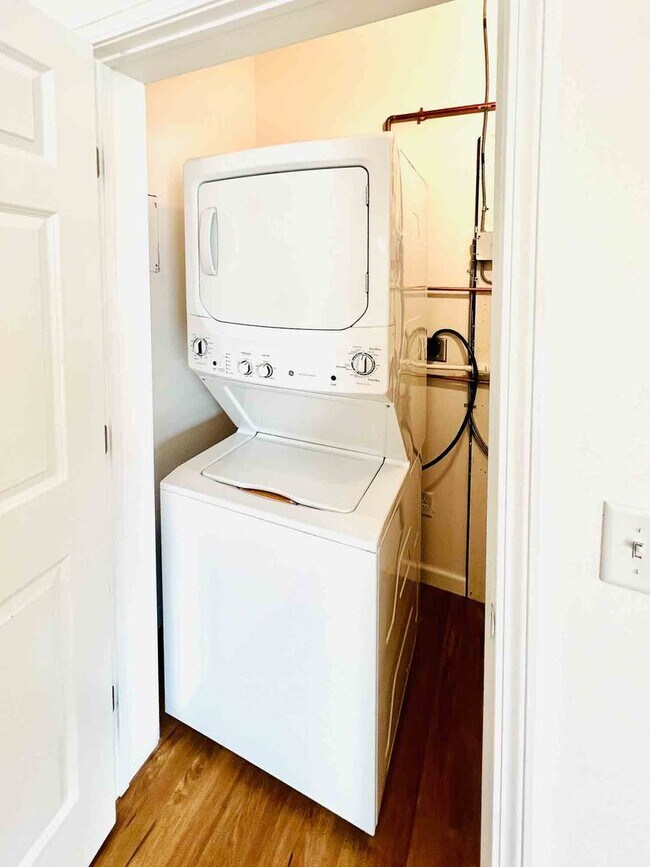 Building Photo - 2 bed, 1 bath townhouse style apartment with washer & dryer provided (45 Griffin Ln #202)
