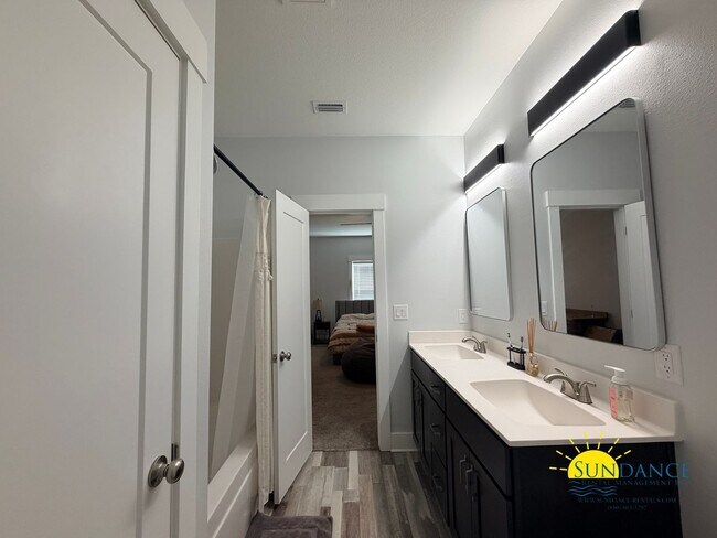 Building Photo - Gorgeous 2 Story 4 Bedrooms Townhome in Fort Walton Beach!