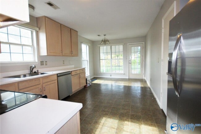 Building Photo - 252 Mountain Creek Dr