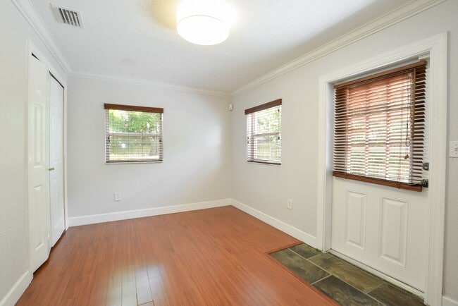 Building Photo - Charming 4/2 Colonial Town North Home with...