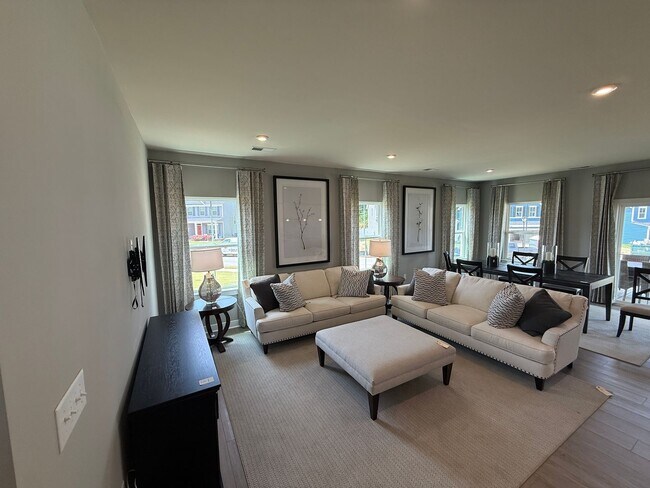 Building Photo - Never loved in Model Homes