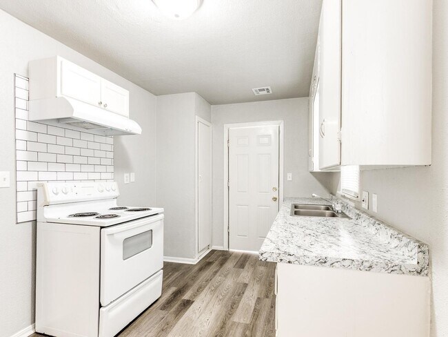 Building Photo - Charming 2 bed 1 bath home with many updates!