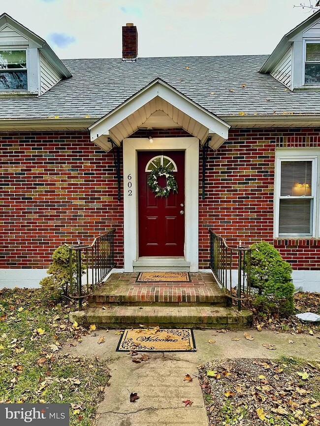 Building Photo - 602 E Maple St