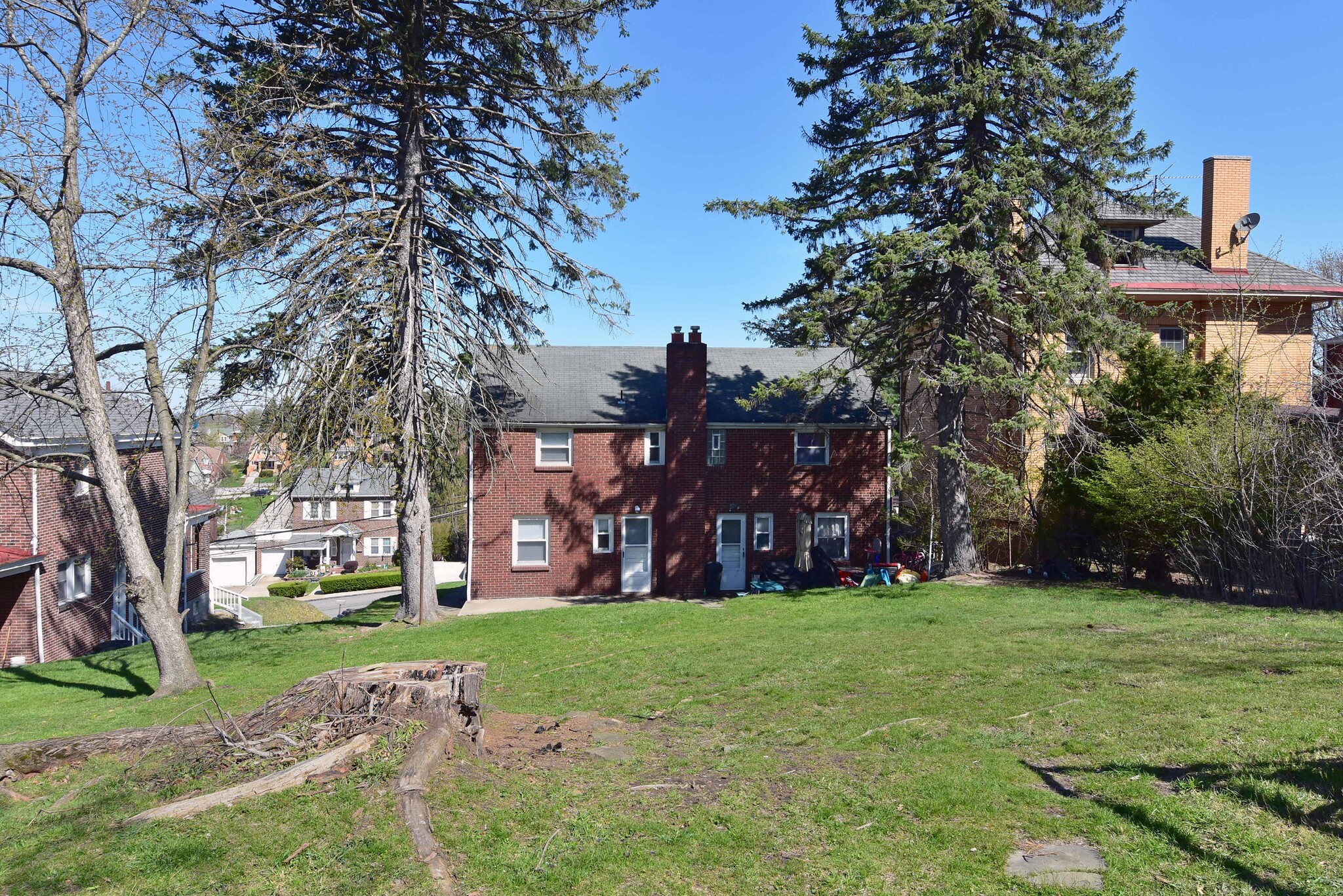 Large backyard and patio for relaxing and entertaining - 31 Marylea Ave