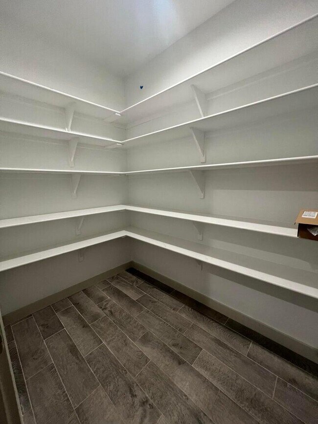 Building Photo - 10518 Aberdeen Ave