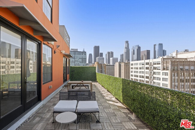 Building Photo - 746 S Los Angeles St