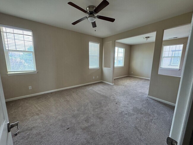 Building Photo - Large Wingfield Springs Home in cul-de-sac...