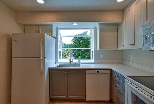 Building Photo - Stylishly Remodeled Condo in Prime Center Park Location