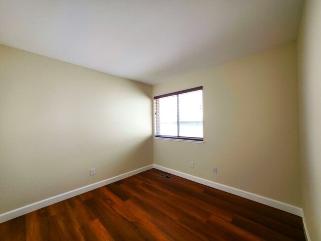 Building Photo - Beautifully Updated 3 Bedroom 2 Bath Updat...