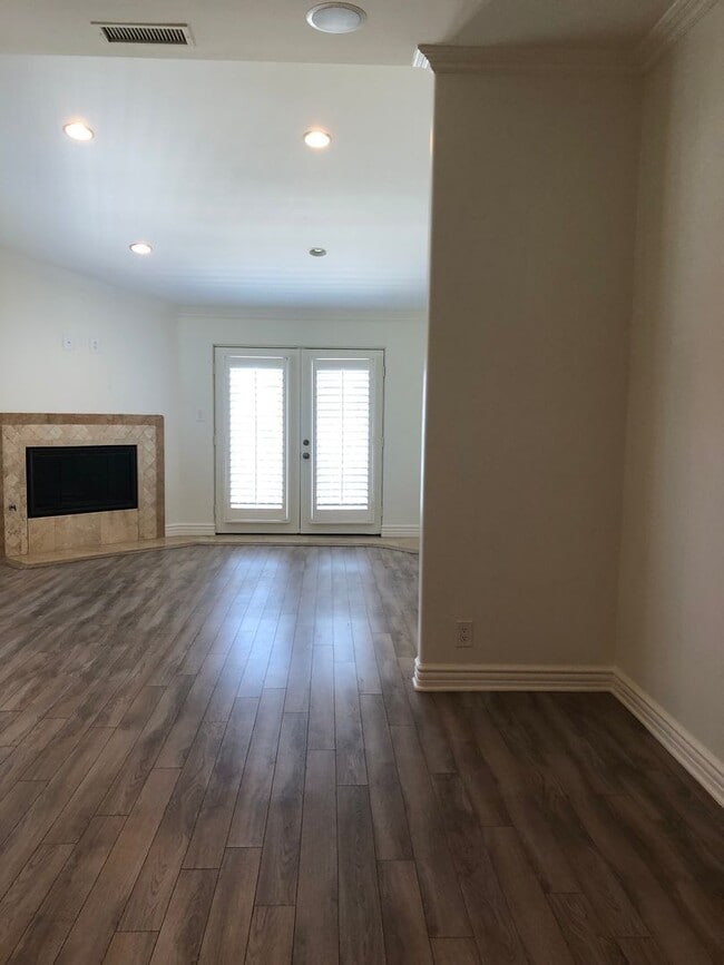 Building Photo - Three-story downtown home two blocks from ...