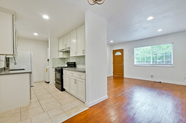 Building Photo - I Street