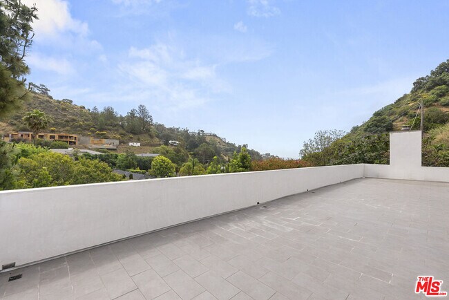 Building Photo - 1739 San Ysidro Dr