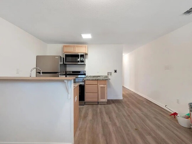 Building Photo - Affordable and Renovated 2/1!