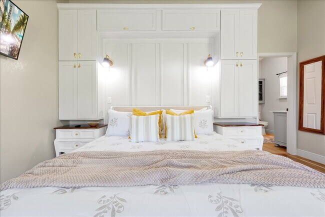 Building Photo - "ALL UTILITIES INCLUDED & Fully Furnished! Stunning 4-Bed, 3-Bath Townhome – Only $1,800/Month fo...