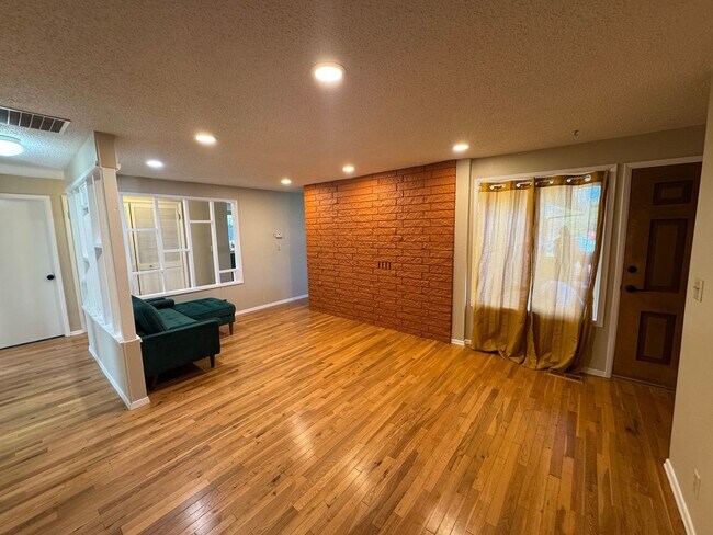 Building Photo - 3 Bed 2 Bath Home