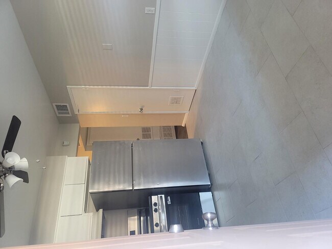 Building Photo - 4819 E Cambridge Ave