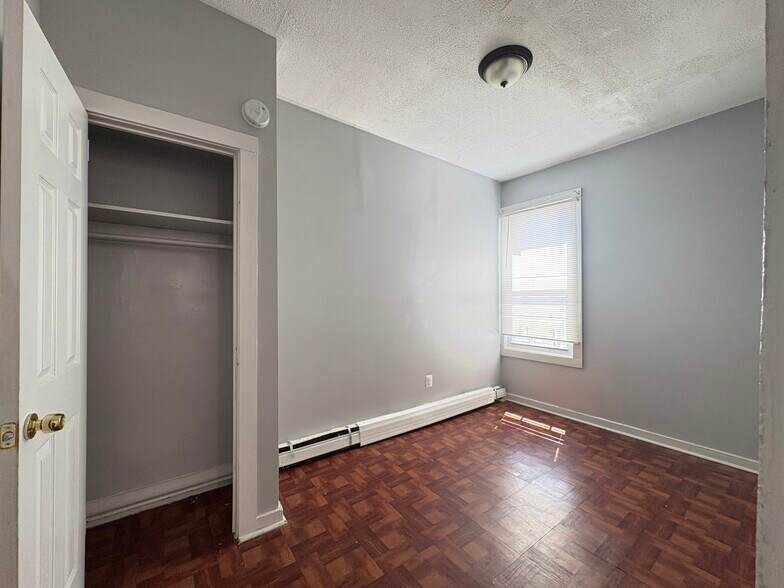 Building Photo - 637 S Park St